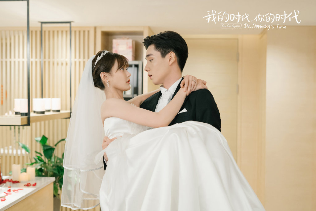 TOP 7 :我的时代你的时代 | 豆瓣 6.2分 虽然热度不比姐妹篇《亲爱的热爱的》,但《我的时代你的时代》总体而言完成度很是不错,胡一天和李一桐也塑造了很棒的CP感!俩人身高差、外型气质都很相衬,获赞很适合吴白艾情的人设。事业上强大控场的御姐范儿艾情,在面对爱情时依然有着小女生的害羞软萌;高冷学霸吴白在暗恋的女神面前秒变小奶狗,妥妥的恋爱反差萌犬系BOY~ 而且重点是,《我的时代你的时代》大结局也不忘给粉丝剧迷们圆梦,找回李现杨紫客串上演GUN神和小鱿鱼大婚现场,这波操作真的太有诚意啦 ❤️