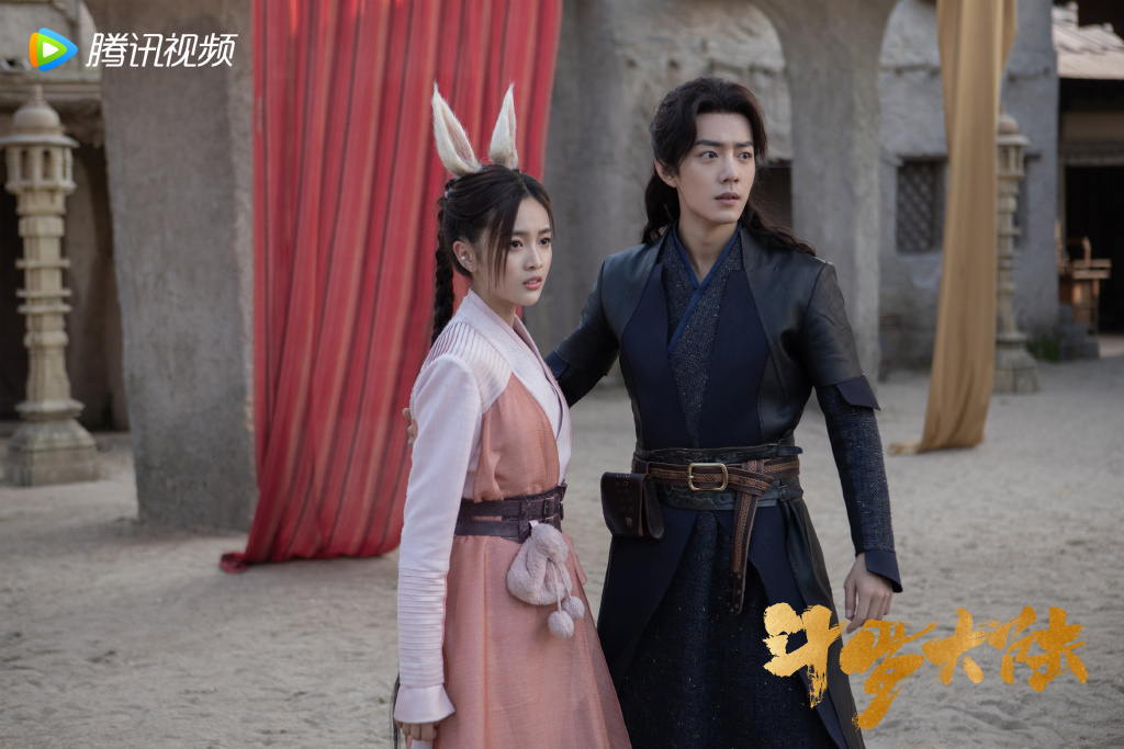 TOP 3 :斗罗大陆 | 全网热度指数 70.18 顶流男神肖战的魅力真不是盖的(笑)斗罗大陆都播完好一段时间了依然霸榜全网热度TOP 3!剧中肖战饰演的唐三、吴宣仪饰演的小舞和原著形象契合,玄幻场景和情节还原度都很不错! 特别是肖战在剧中的表演渲染力很到位,尤其他的「美男落泪」哭戏场面真的很让人动容~