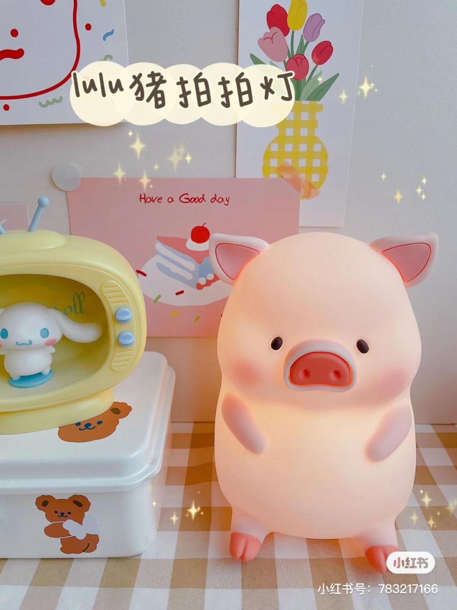 只要轻拍LULU猪的萌萌小猪头就能让它原地变身一只「晶莹剔透会发光的小肥猪」，一共有3段式灯光可调节；除了触控调节灯光明暗，套装里还有附遥控器，可以远程调节亮度且设定定时关闭，凌晨入眠后自动关灯不怕耗电。