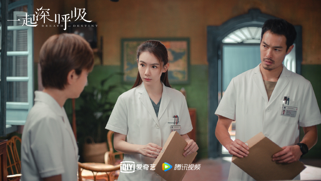 TOP 7 :一起深呼吸 | 全网热度指数 65.79 近几年陆剧方面医疗剧热潮兴起,继之前《了不起的儿科医生》后,23日开播的《一起深呼吸》也掀起关注。该剧侧重在一般大众相对陌生的「援外医生」群体,讲述妇产科医生周悦(戚薇 饰)作为第二批援札医疗队队员抵达东南亚海岛札尔岛,在这座医疗条件落后的贫困岛屿上面对火山爆发、大地震,迅速投入救援工作。 而后周悦在这里认识了海归外科医生李天成,携手合作在紧急状态与死神作战。整体剧情节奏快狠准、细节真实、感情处理细腻,非常值得入坑!