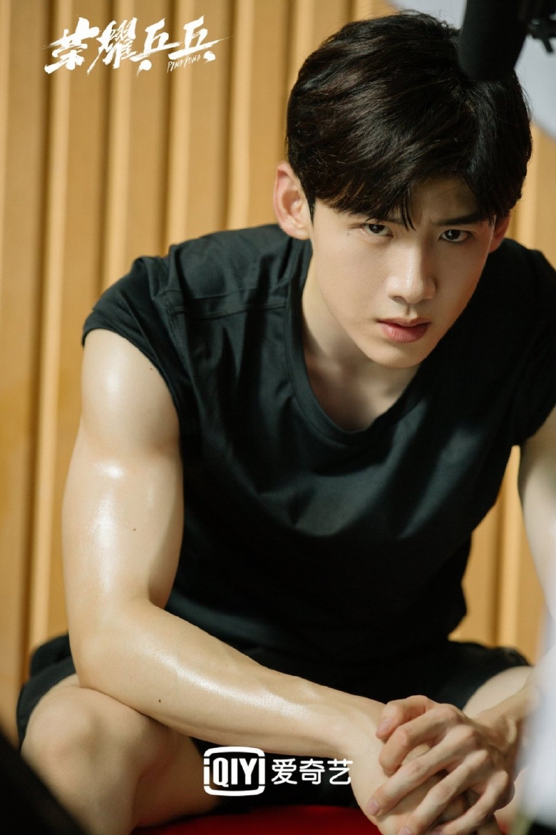 TOP 5 :荣耀乒乓 | 豆瓣评分 6.9 白敬亭同期两部作品开播,是「2021年3月男友」无误!《荣耀乒乓》由他和好友许魏洲领衔主演,剧情讲述个性坚毅的徐坦(白敬亭 饰)和桀骜不驯的于克南(许魏洲 饰),在乒乓运动追梦道路上的热血青春故事。 徐坦作为「成长型选手」屡败屡战,从不被看好到顶住压力奋力前进;于克南作为「天才型选手」收获褒奖的同时,头衔也成了他的负累,但依然披荆斩棘一往无前。主演们的表现、角色设定其实都没有拉垮,但部分观众反映剧本给配角过分加戏、编剧为求剧情张力和冲突性将故事编得稍嫌太戏剧化,打着乒乓主题但有关乒乓竞技的内核略显不足;目前豆瓣评分6.9还算不错。