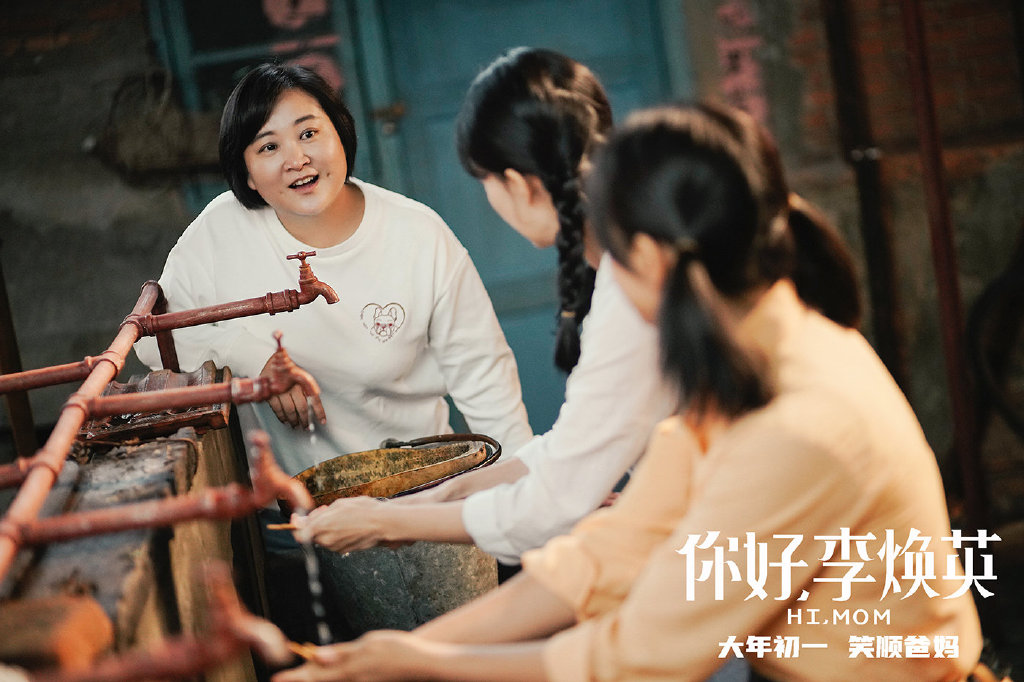 8、「打我有记忆起,妈妈就是个中年妇女的样子。所以我总忘记,妈妈曾经也是个花季少女...」 9、「做儿女一会,一定要对爸妈好一回。」 10、「你以为你一直在为她好,结果发现是她一直在为你好。」 11、「“下辈子,咱俩必须得做母女” ;“但是啊,下辈子得我做妈” ;“下下辈子吧,下下辈子你做妈” ;“下辈子我当妈” ;“下辈子,还是我当妈!” 这辈子,下辈子,下下辈子,都要一直一直做母女...」