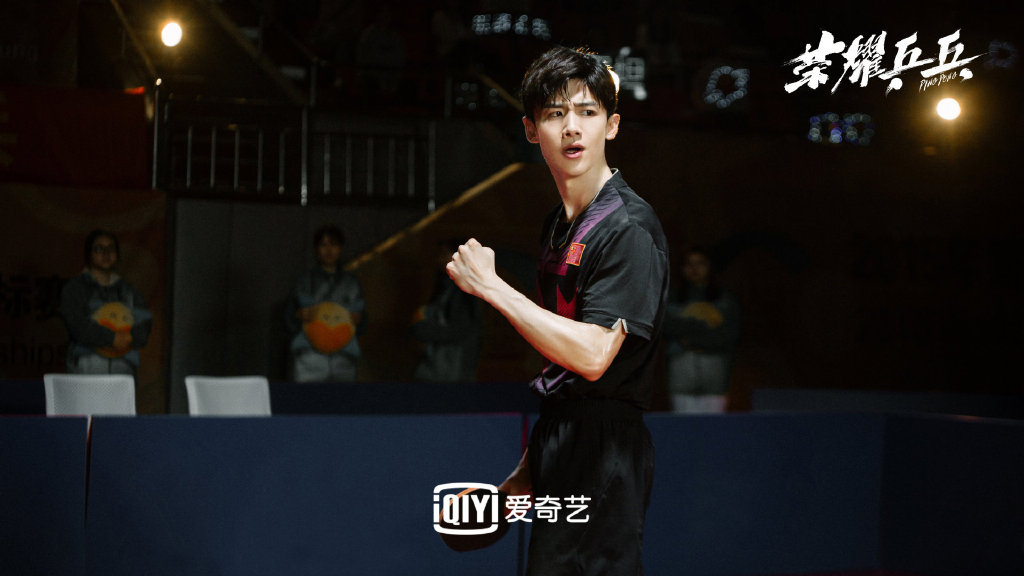 TOP 5 :荣耀乒乓 | 豆瓣评分 6.9 白敬亭同期两部作品开播,是「2021年3月男友」无误!《荣耀乒乓》由他和好友许魏洲领衔主演,剧情讲述个性坚毅的徐坦(白敬亭 饰)和桀骜不驯的于克南(许魏洲 饰),在乒乓运动追梦道路上的热血青春故事。 徐坦作为「成长型选手」屡败屡战,从不被看好到顶住压力奋力前进;于克南作为「天才型选手」收获褒奖的同时,头衔也成了他的负累,但依然披荆斩棘一往无前。主演们的表现、角色设定其实都没有拉垮,但部分观众反映剧本给配角过分加戏、编剧为求剧情张力和冲突性将故事编得稍嫌太戏剧化,打着乒乓主题但有关乒乓竞技的内核略显不足;目前豆瓣评分6.9还算不错。