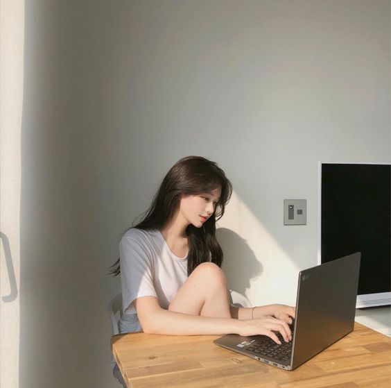 存钱早日成功买房 Tips 7 :别光顾着储蓄忘了投资自己 开源节流不能只专注后者,开源也很重要。筹备买房确实需要好好存钱,但期间也不能忘了投资自己;对自身的「人力资本」做投资,比一切都重要且值得。建议每个月拨出一点小钱,买书、买课程听课,增加知识储备和提升个人技能。俗话说的“机会和机遇留给有准备的人”不无道理;知识和技能这些人力资本一辈子都不会离你而去,能够伴随你在职场和生活上更加游刃有余,甚至还有机会多方面拓展、因丰富技能知识收获被赏识的机遇。