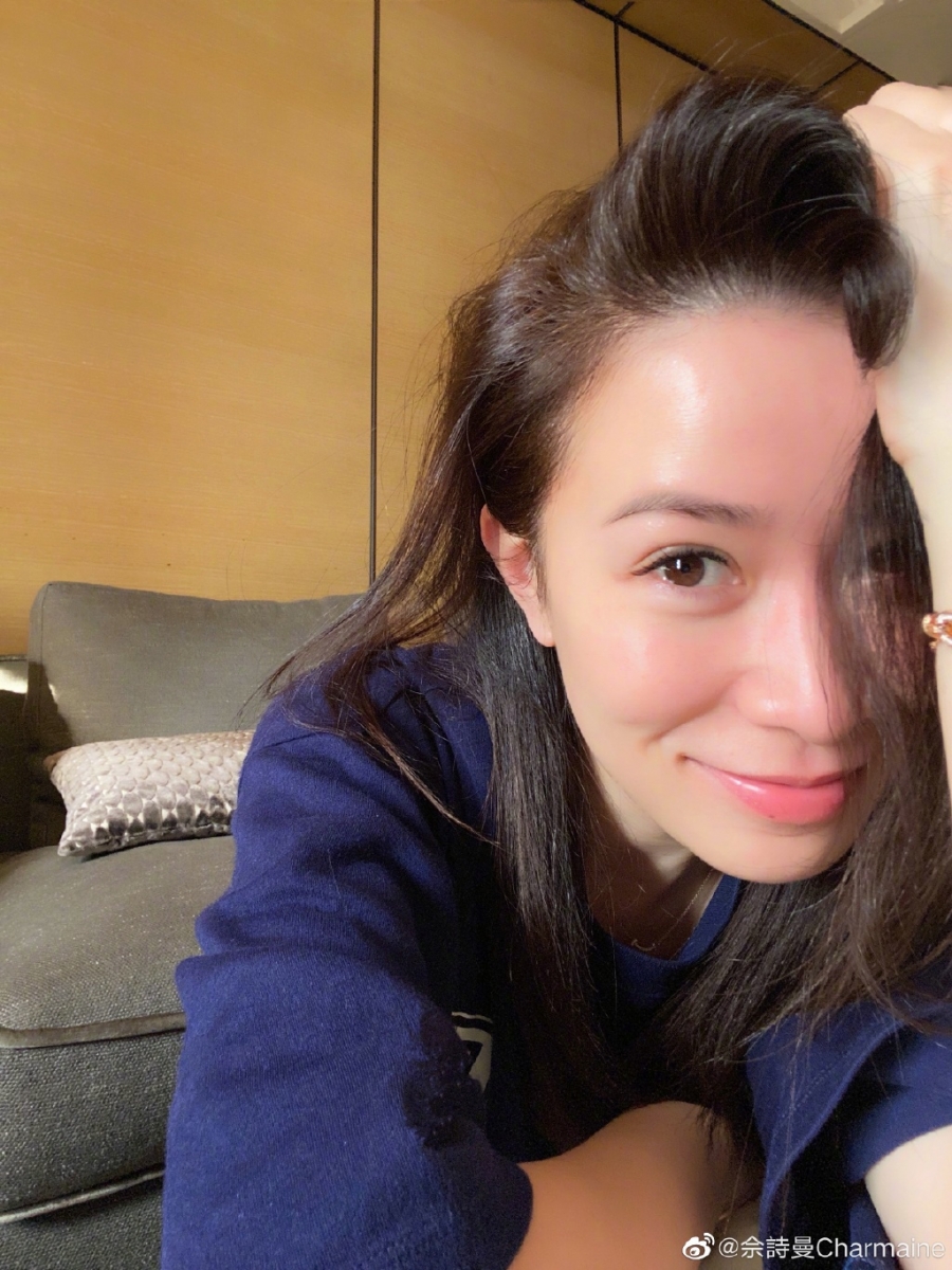 除了坚持睡美容觉习惯以外,佘诗曼过往也不吝啬分享过多项日常冻龄保养妙招: 1、工作以外的时间尽量让皮肤休息 拍戏免不了长时间带妆,所以佘诗曼一下戏就会抓紧时间好好清洁卸妆、做好基础护肤。没有拍戏或出席活动的时候,都会尽量素颜,让肌肤有足够时间休息。