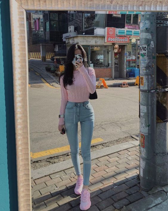 被日本媒体评价为「全日本最冻龄美女」的52岁美魔女水谷雅子，不说真的完全看不出她的真实年龄啊！经常不吝啬分享冻龄护肤保养秘诀的她，在维持少女般的好身材方面也非常有心得！比如近期她分享的「2分钟数字瘦肚子」秘诀就掀起了小红书网民热议，据说每天坚持2分钟很快就能看到瘦腹效果，网民粉丝亲测不到1个月左右腰围肚腩狠减近10cm！