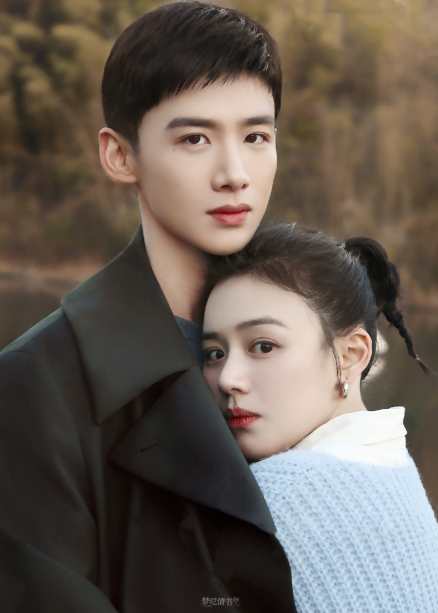 TOP 2 :你是我的城池营垒 | 豆瓣 8.1分 白敬亭、马思纯领衔主演的《你是我的城池营垒》讲述女医生「米佧」在医院联合特警队组织的应急救援培训中,因故与特警队里的精英「邢克垒」相识。随着在部队中的相处、多次携手进行应急救援行动,两颗心逐渐相互靠近。 米佧逐渐发现眼前的邢克垒正式当年就自己于水火、2年来心心念念的蒙面特警,而邢克垒其实在第一次重遇米佧时便认出了对方。双向暗恋的戏码真的太好嗑啦!而且白敬亭和马思纯CP感特别强,从还没把心意说开之前「小学生式」的互动沙雕又高甜;到相认相知后心系彼此却也仍旧无私奉献各自奔赴战场展开救援,「拥抱的时候我们是恋人,危难的时候我们是战友」情感线很让人动容!目前在豆瓣开分8.0收获颇多好评,编私心给特警制服白白打Call,这造型真的帅炸天啊~♡