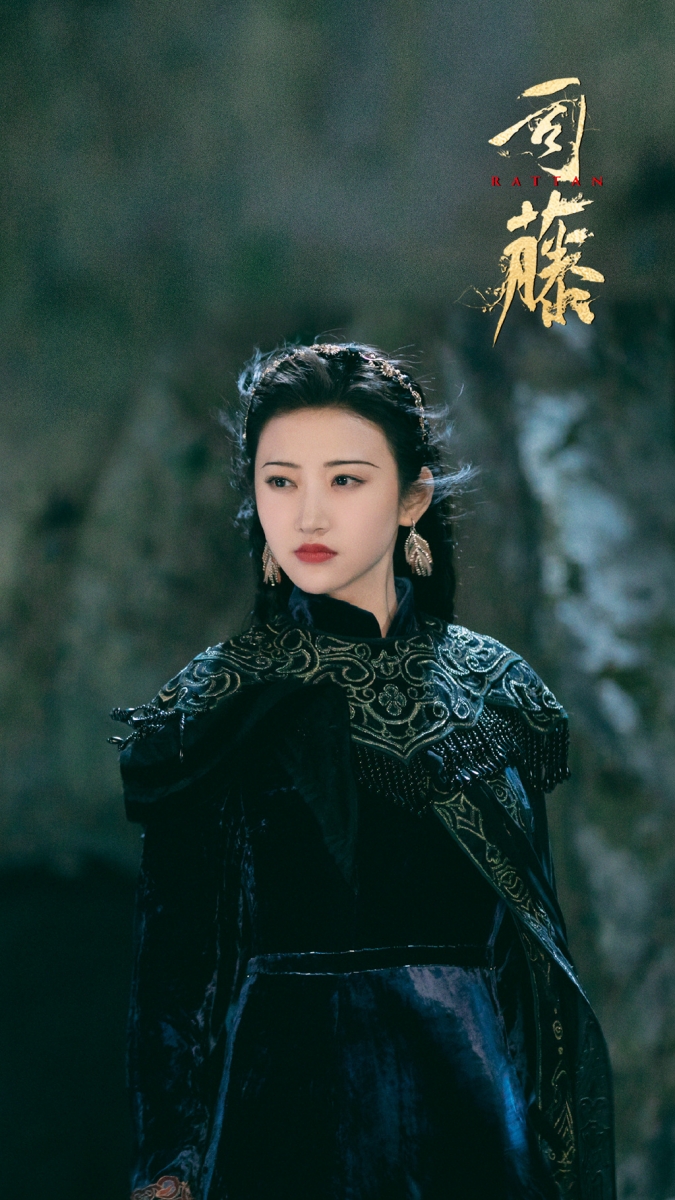 TOP 3 :司藤 | 豆瓣 7.9分 初期剧宣普普到如今大获好评的《司藤》绝对是本季比入坑黑马好剧之一,上线3天即冲上电视剧热度榜冠军!剧情讲述青年设计师秦放(张彬彬 饰)在寻根过程中,因意外邂逅了沉睡数十年的苅族「司藤」(景甜 饰)并被她救下性命,自此俩人约定好帮助司藤寻找身世真相,俩人也在克服重重阻碍、共同成长间相知相惜。 又飒又美的司藤傲娇毒舌,却又因为沉睡了十年不谙世事展露了丝丝天真懵懂;和柔弱的「忠犬系男主」秦放之间形成特别有CP感的一强一弱、一冷一热反差萌对比。除了剧情和主角CP感以外,女主角景甜在剧中的超多变旗袍、汉服扮相也收获了极高关注!编私心强烈推荐入坑这部~