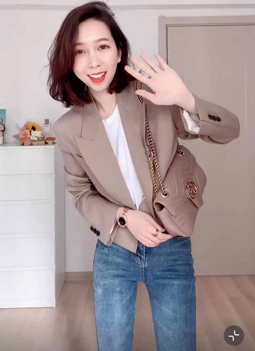 都市女伶就要学会这样穿!时髦又利落的短款西装外套,搭配白T恤、修身牛仔裤、简约风格包包,特别适合作为职场通勤穿搭,轻松营造高级感气质。