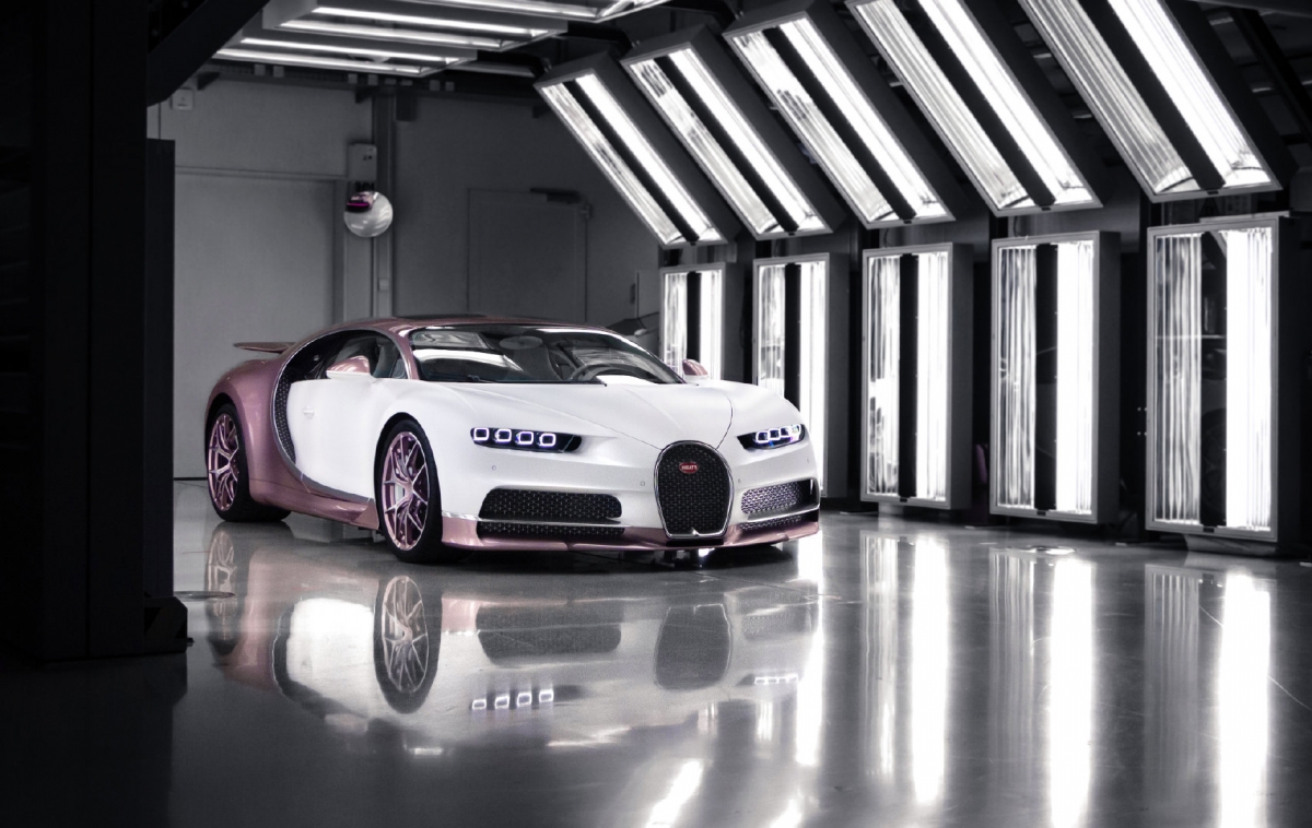 如此惊艳的限量定制款Chiron Sport配色,连品牌方BUGATTI都表示:这是品牌旗下前所未有的客制化配色,非常特别!据知上述 Alice 定制款超跑要价至少320完美金(约RM1千多万),由于制作一辆定制款耗时1至2年才能完成,所以品牌每年仅限量开放全球不到100名的订制名额,对于所有成功定制的车主而言相信都有非一般的纪念意义。