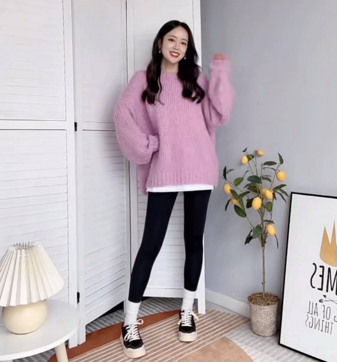挑选一款长度可以稍微露出内搭白T的针织毛衣,下半身换穿黑色紧身内搭裤,超显瘦!