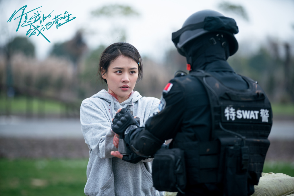 邢克垒第一次在培训中见到米佧，便认出她是自己2年前一次紧急救援行动中救下的女孩；后知后觉的米佧也逐渐发现眼前这个工作严肃的邢克垒，正是自己心心念念的特警叔叔。剧中卡壳夫妇的双向暗恋感情戏非常高甜好嗑，也没有因为恋爱脑被强行降智，完美展现了「拥抱的时候我们是恋人，紧急救援和危难的时候我们是战友」最美爱情 ❤️ 