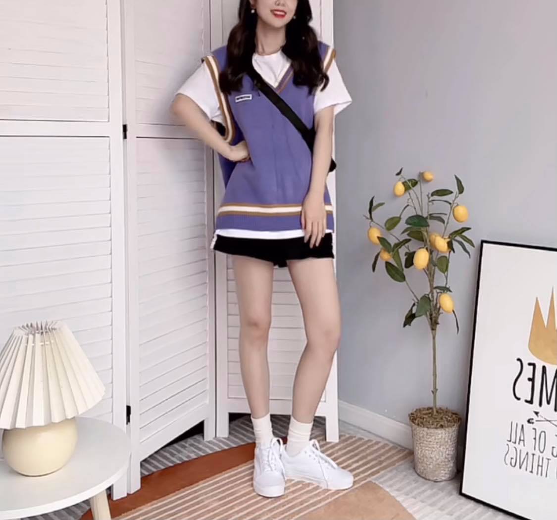 元气运动风穿搭法很Easy,将下装换成运动风短裤、在白T恤外面叠穿一款配色鲜明的针织马甲,搭配运动风小白鞋和斜背包即可。