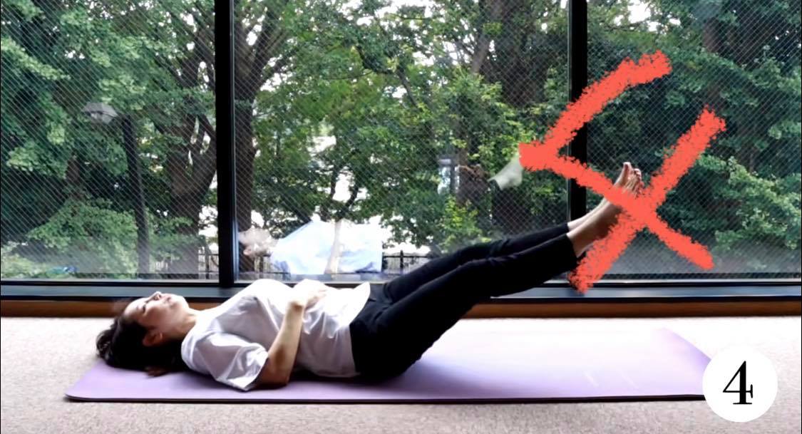 之后双腿维持并拢，悬在空中连续画出1至20数字。「空中画数字」期间速度不用太快，身体保持呼吸顺畅、全程维持腹部收紧。