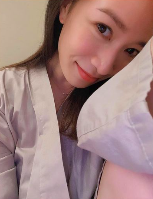事实上「美容觉保养法」受过不少明星超模推崇~比如54岁依然状态靓丽、获赞「美魔女」的澳洲冻龄名模Elle Macpherson,过去也曾分享了阁中秘诀: 如果属于难入眠体质,不妨可以购入市面上提升睡眠帮助的茶类饮品,或有安神作用的中药材,睡前焗茶助眠。 Elle Macpherson分享,可以选择一款家居/寝具香氛喷雾,让舒适的香味萦绕于卧室中,静心凝神帮助提升睡眠品质。 放松身心的方式除了有阿佘推荐的「冥想」,Elle Macpherson也建议可以做一做舒展筋骨、放松全身的伸展操。