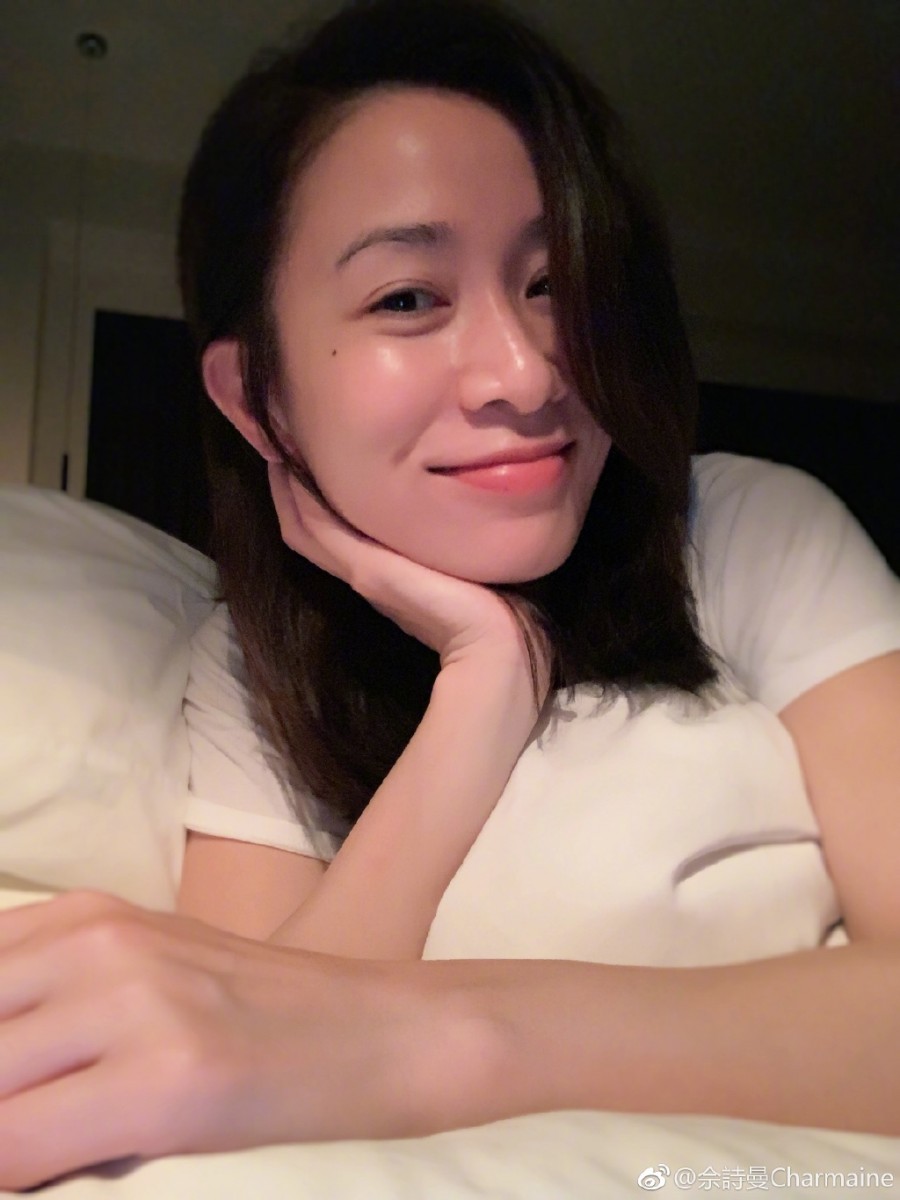 日前佘诗曼女神在小红书上独家分享了自己的「睡美容觉」冻龄保养秘诀。她首先分享道:「回到家当然要做基础的卸妆、清洁和护肤。」紧接着透露了美容觉睡眠保养法的关键: