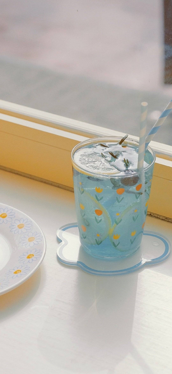 「愿几年后的你,有自己想要的生活、有稳定的工作、有爱的人、有温暖的家、有三两个老友、有想去的地方、有想看的风景,每天都好好生活。所以现在的你要继续努力着,相信这一切来得都不会太迟。」