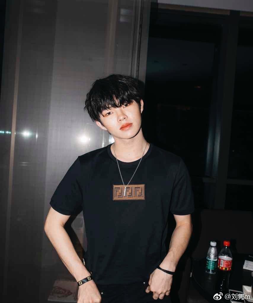 毕业后他远赴韩国留学期间因故接触1MILLION韩国舞蹈室,从一开始的舞蹈学院到后来实力备受认可升级成编舞导师兼舞蹈艺人,也是1M中最年轻、首名华裔导师。