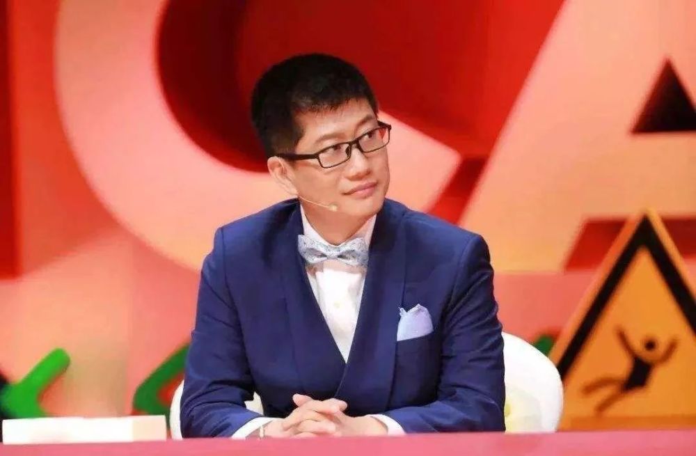 12、我们从学校里面走出来以后进到社会,社会有一个最大的不同,就是你做任何事情,都要变成一个负责任的人。你要承受代价、你要被社会修理。你在这个面临修理的社会里面,你很多东西就要做改变...这个世界每个人都有理想,但更难得的,不是你坚持所谓的理想,而是你出来被社会修理,还能坚持一步步地前行。- 薛兆丰 13、出社会后有一门课就是,要学会跟自己不喜欢的人合作。你自己喜欢的人能有多少?终其一生,你看看你真正的好朋友有多少、没有多少。如果你仅仅把你工作的范围,局限在你喜欢的人当中的话,那你的工作范围一定是非常少,你不可能长大的。- 薛兆丰