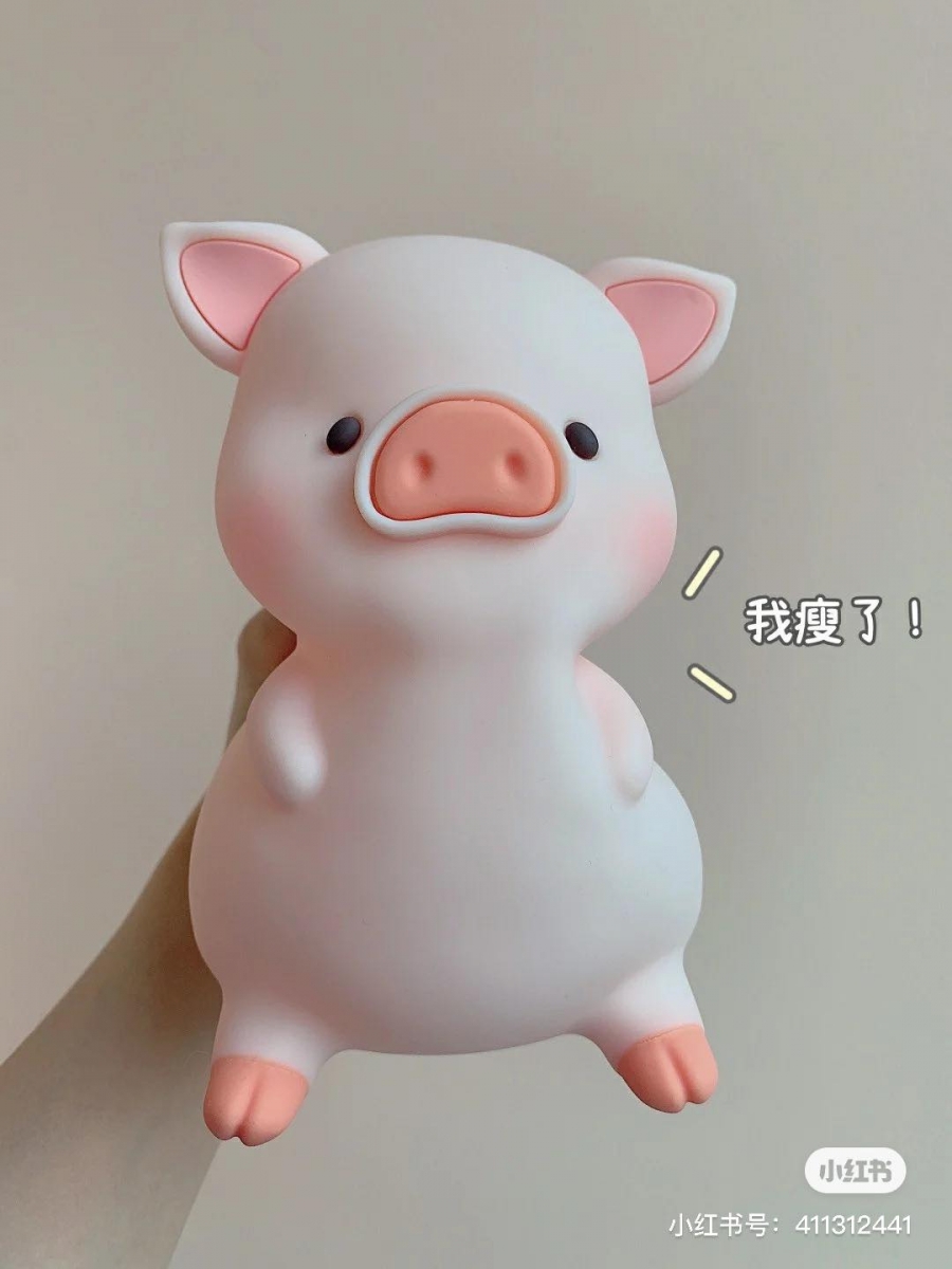 拍拍触控设计超可爱的LULU猪小夜灯是超软Q的矽胶材质，软乎乎的猪仔身躯超好捏还防摔坏～忍不住想给巨萌的它抱紧处理啊！