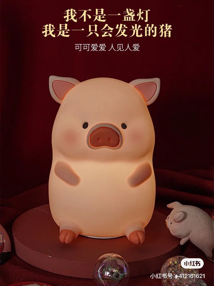最近九木杂物社和LULU猪联名推出的「拍拍夜灯」在小红书上讨论度非常高～悄悄告诉大家...在马来西亚Shopee已经能买到喽！马上跟着编一起往下看更多详情：