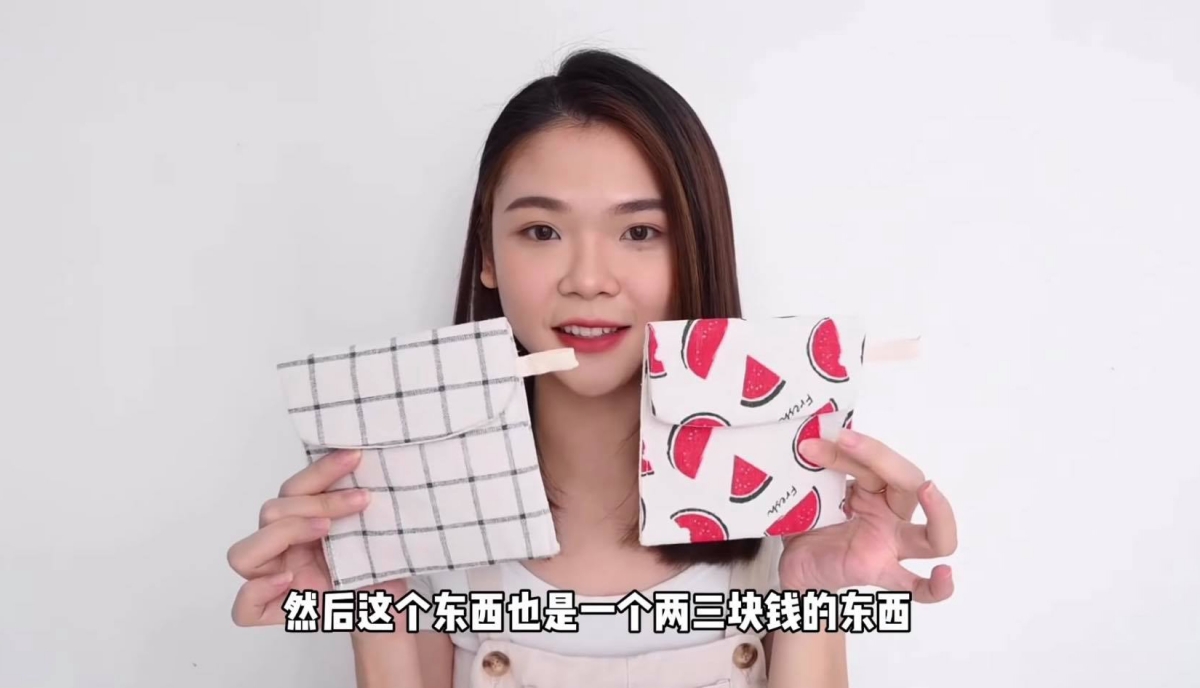 MRDIY必买:卫生棉收纳小包 方型设计的卫生棉收纳小包包特别适合女生们出门放包里,内容量蛮大的一次可以装入2-3片;重点是小包包的车缝线、布料印花都很好看!虽然不确定能不能在您邻近的MR.DIY买到阿鱼同款,但建议可以细心找找看,或许还能发掘到更多更好看的设计唷~