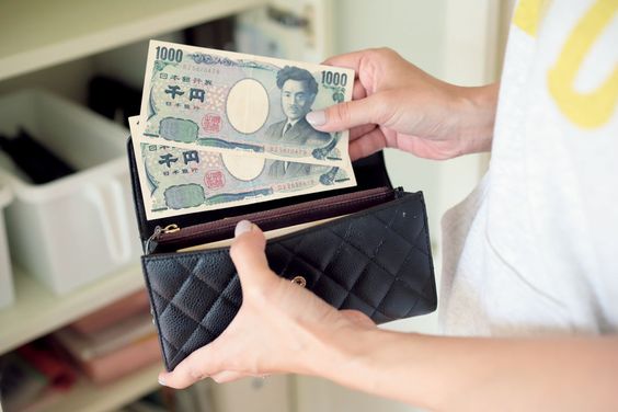 用现钱支付