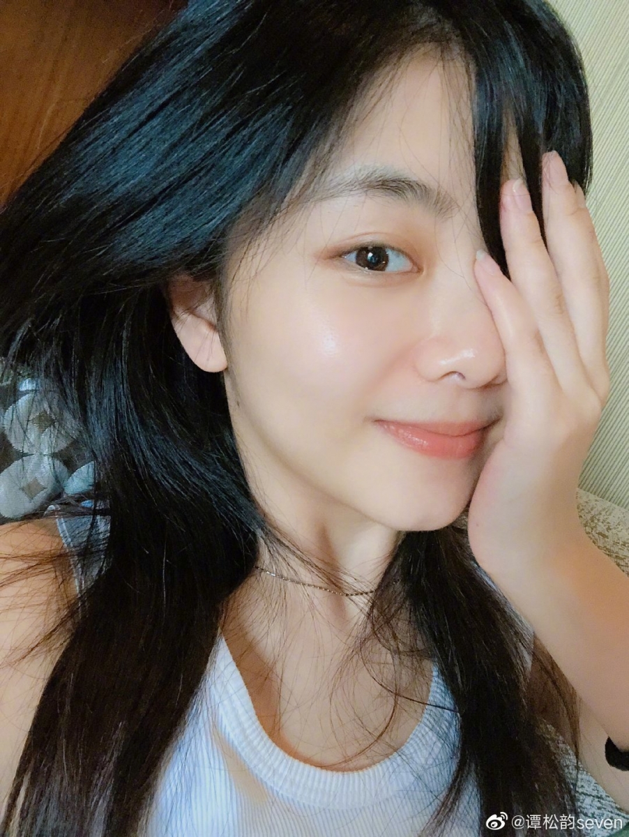 谭松韵护肤秘诀 1 :清洁卸妆最重要 一般卸妆水难以卸除防水的眼、唇妆,反复揉搓肌肤不仅依然卸不干净,还会容易拉扯到肌肤间接导致细纹、眼周/唇周暗沉问题找上门!因此包括谭松韵在内的许多女艺人保养秘诀,都离不开「好好清洁、卸妆」;记得用带有油性的眼唇专用卸妆液,不辣眼睛还确保卸除里够强。此外谭松韵私下也会尽可能给肌肤腾出休息时间,没有拍摄活动几乎都以淡妆或素颜示人。