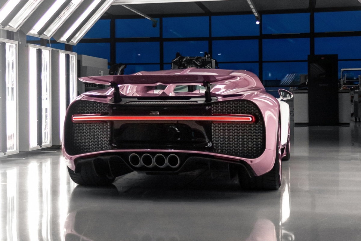 名车品牌BUGATTI日前在官网上释出的限量设计Chiron Sport秒掀全球热议!超唯美的纯白 x 冰玫粉色车身和细节,让人禁不住想高呼:绝绝子 ♡ 完全是女王座驾来着!