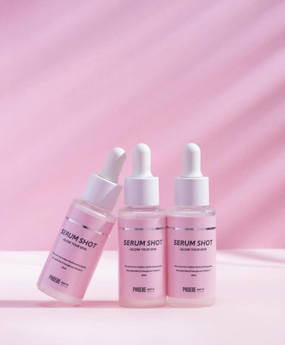 TOP 6 :PHOEBE BEAUTY UP Serum Shot 美容液 2019年以首款睫毛美容液产品打响市场的日本美容品牌PHOEBE BEAUTY UP ,旗下美容液在日本也非常受欢迎!美容液中蕴含高达98%有效保养肌肤的提取物、植萃,主打无麸质、不含添加香料和色素,敏感肌肤也能安心使用;其可帮助解决因肌肤干燥导致的粗糙、毛孔粗大问题,同时还能对抗黑色素暗沉和肌肤老化。