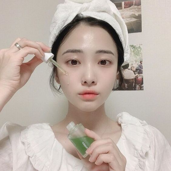 精华液 一般会含有经品牌研发的多重有效复合成分,比起原液更易保存,适合每天使用保养肌肤。市面上的精华一般会按照功能性划分,比如抗老精华、美白精华、祛痘精华等。