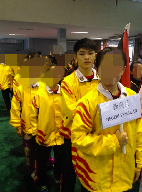 曝光的旧照中也翻出,自小有习武背景的刘隽曾作为森美兰州代表参加大马全国武术锦标赛,据悉还代表过国家青少年对参加亚洲青少年武术锦标赛事,于长拳项目中夺下过银牌?好成绩,为国、为州、为校争光!