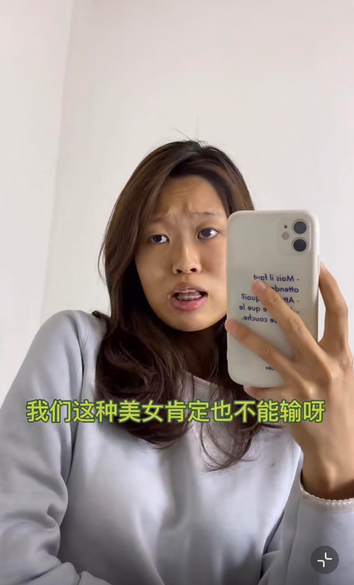网红「卡卡宝贝贝」近期在微博、小红书和抖音上爆火!身为穿搭博主的她有别于一般网红「一美到底」,另辟蹊径顶着大素颜、用搞笑口吻和生动表情教粉丝们如何拍出不露脸氛围感美女照片,随时随地GET超时髦照骗、完全不用花时间用APP「修修脸」!集美们赶紧一起来笔记她的超实用拍照秘诀吧:
