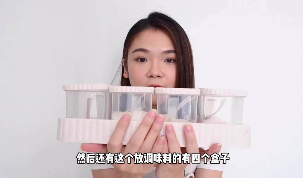 MRDIY必买:调味料收纳罐组合 米白色 x 透明设计简约精致,一组有四个罐子+一个托儿,每个罐子里还都附有小汤匙,CP值非常高!