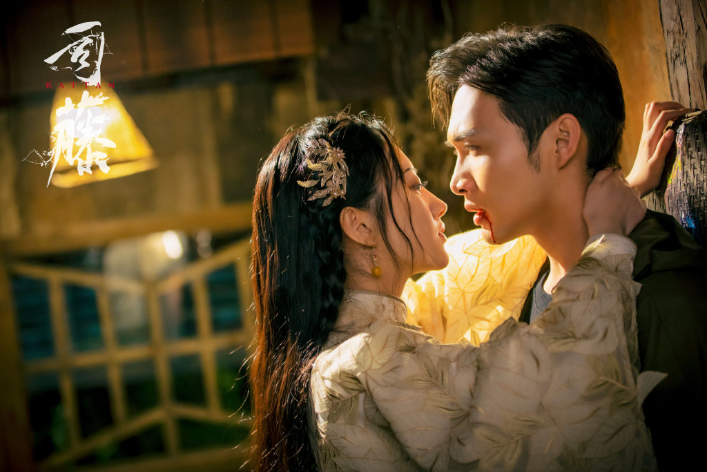 TOP 3 :司藤 | 豆瓣 7.9分 初期剧宣普普到如今大获好评的《司藤》绝对是本季比入坑黑马好剧之一,上线3天即冲上电视剧热度榜冠军!剧情讲述青年设计师秦放(张彬彬 饰)在寻根过程中,因意外邂逅了沉睡数十年的苅族「司藤」(景甜 饰)并被她救下性命,自此俩人约定好帮助司藤寻找身世真相,俩人也在克服重重阻碍、共同成长间相知相惜。 又飒又美的司藤傲娇毒舌,却又因为沉睡了十年不谙世事展露了丝丝天真懵懂;和柔弱的「忠犬系男主」秦放之间形成特别有CP感的一强一弱、一冷一热反差萌对比。除了剧情和主角CP感以外,女主角景甜在剧中的超多变旗袍、汉服扮相也收获了极高关注!编私心强烈推荐入坑这部~