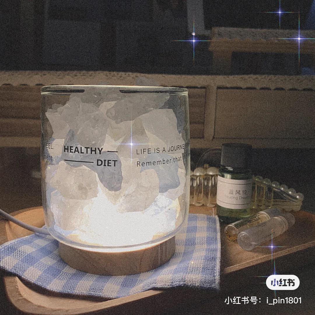 小红书上非常夯的「晶石香薰小夜灯」,透明简约容器中的彩色晶石,在夜灯映衬下视觉超治愈!往里滴入几滴香薰精油,开灯后即有扩香功能。(RM111.30~RM181.30 >>> 点击查看购买链接 <<<)