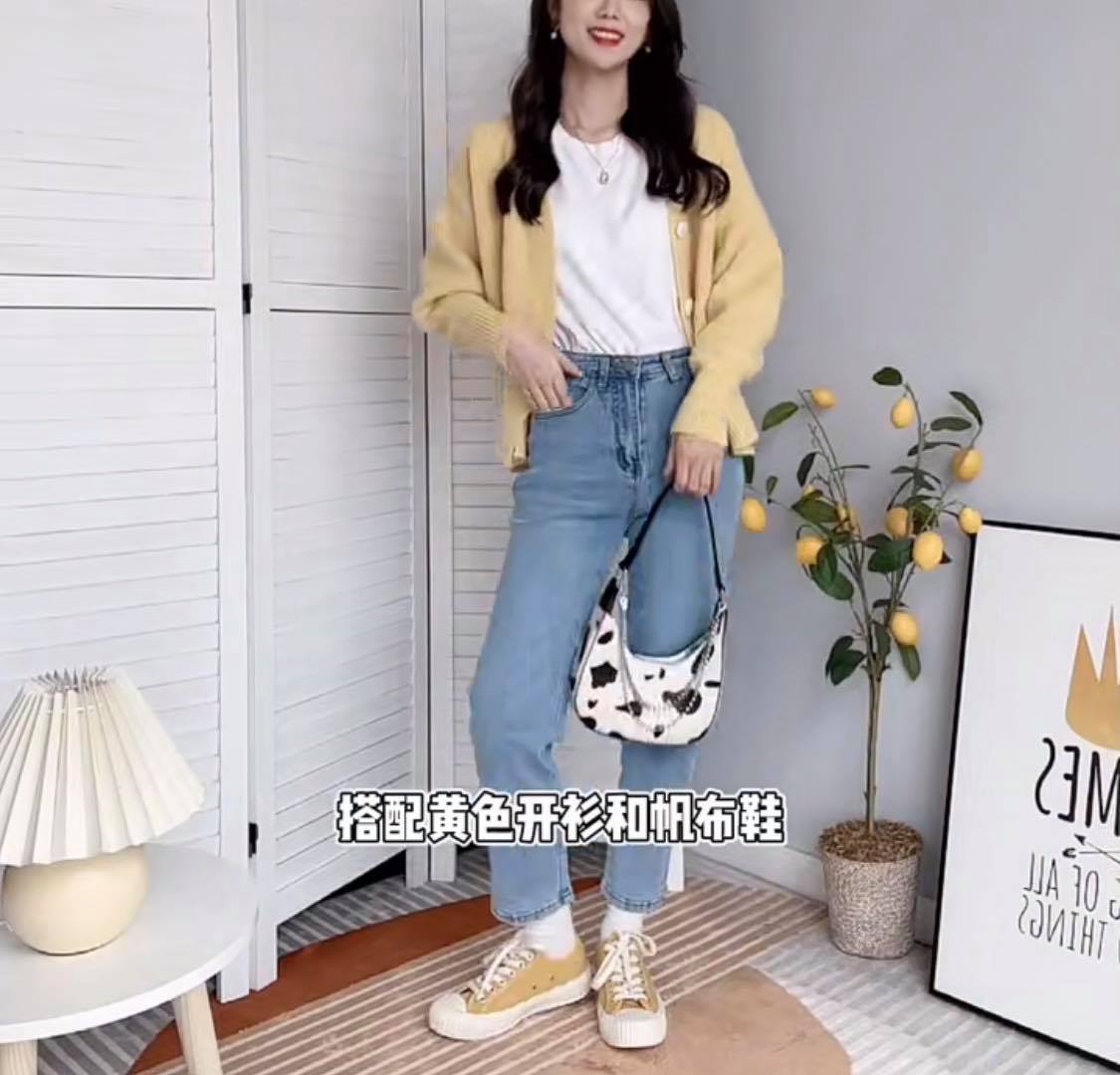 将白T恤作为内搭,套上针织外套、搭配帆布鞋和窄脚牛仔裤,背个近期大夯的腋下包,韩国欧尼风轻松GET!