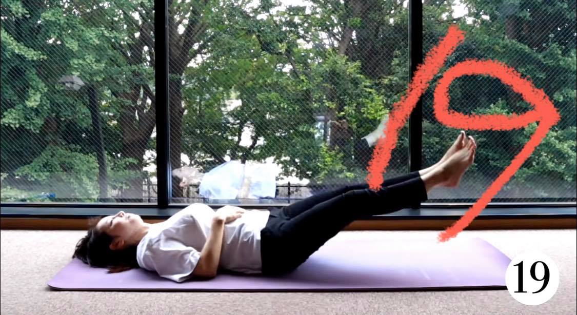 平时没有锻炼习惯的女生，一开始练习这组动作很大可能只画几个数字就会开始觉得很累，建议可以分段进行，坚持画数字1～10后，双腿下放稍微休息10几秒，之后再继续画完数字11～20。