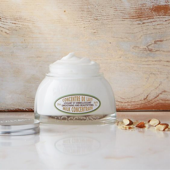 5、L'Occitane Almond Milk Concentrate 欧舒丹家明星商品-杏仁身体乳,擦上特别滋润皮肤,香气是杏仁奶香闻着特别舒服,被博主大赞是:「抹完会忍不住喜欢自己的味道」~想要一款香味不NG、滋润效果足的身体乳,选这款准没错!