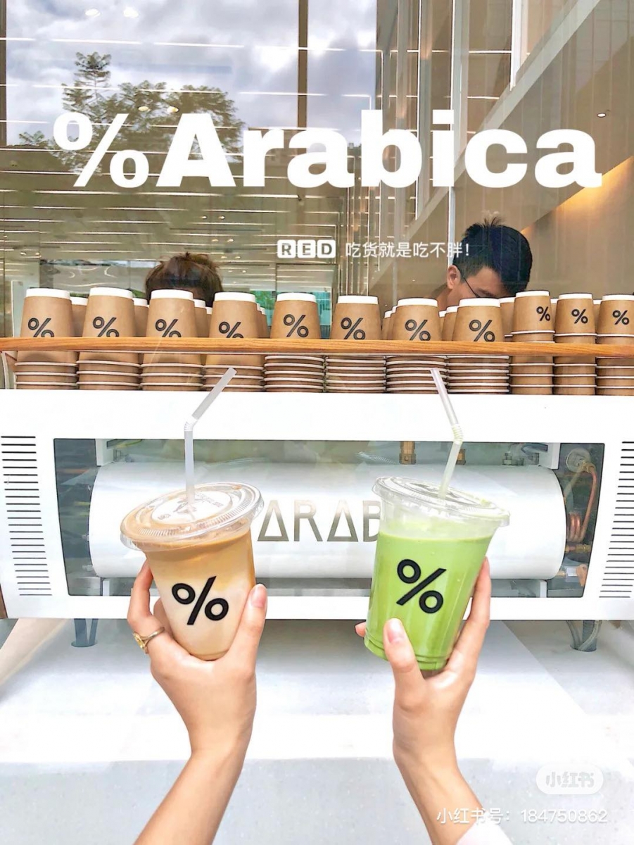 世界级网红咖啡馆 %ARABICA 闻名全球,绝大部分的分店都以简约系装修风格为主题,大面积质感白色空间干净明亮,是公认的「必打卡好去处」。