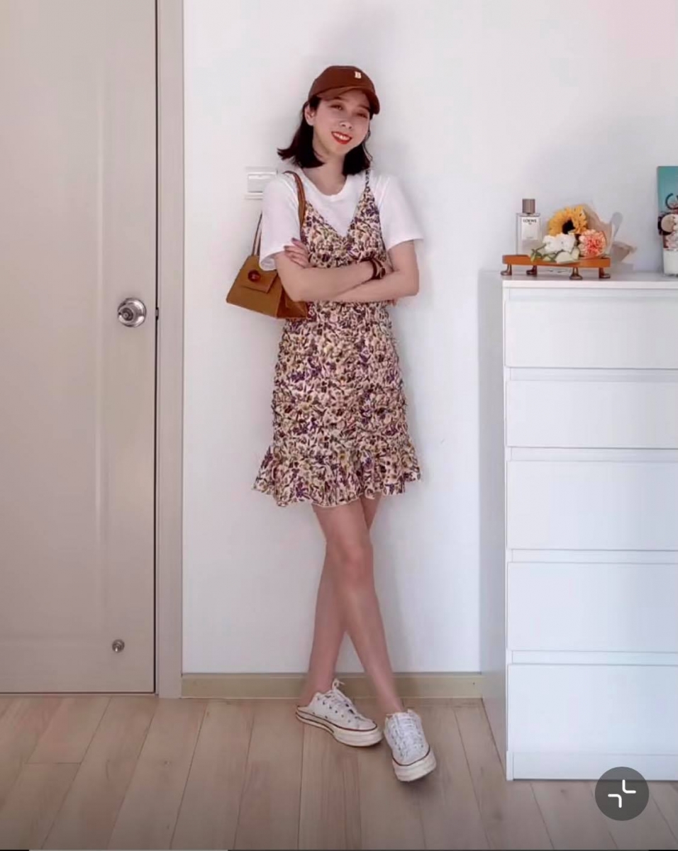 觉得单穿吊带碎花小裙子难驾驭?不如试试内搭白T恤,配搭棒球帽、帆布鞋,将原本很女生感的小裙装穿出可爱休闲风。
