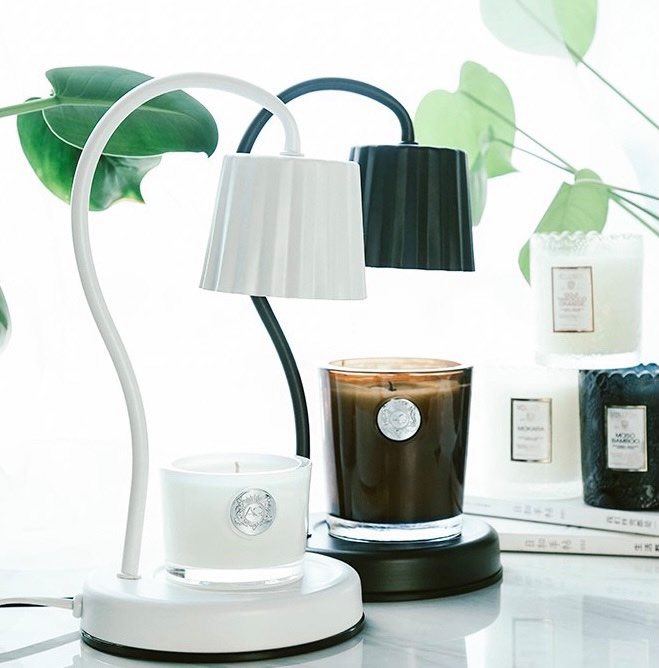 韩系简约风熔烛小夜灯在IG家居博主们的美照中出镜率也很高!夜灯灯杆可以自行调整想要的高低和角度,简约外形设计耐看百搭,共有黑、白两色可选。(RM109.75 >>> 点击查看购买链接 <<<)