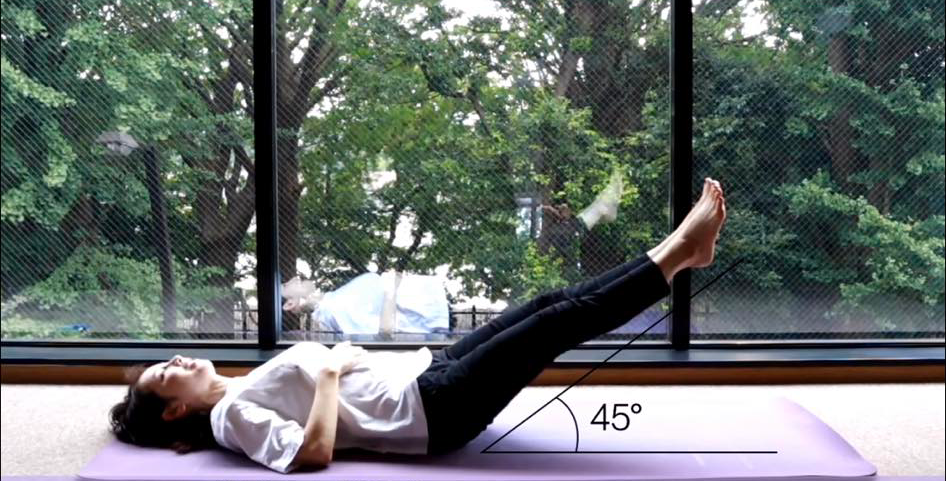 做着组「2分钟数字瘦肚子」运动非常EASY！只需要平躺在瑜伽垫上，双腿并拢往上抬离地面约45度；