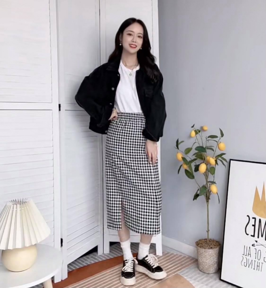 白色T恤搭配格纹直筒裙+黑色薄夹克,配色虽然低调但非常提气质!