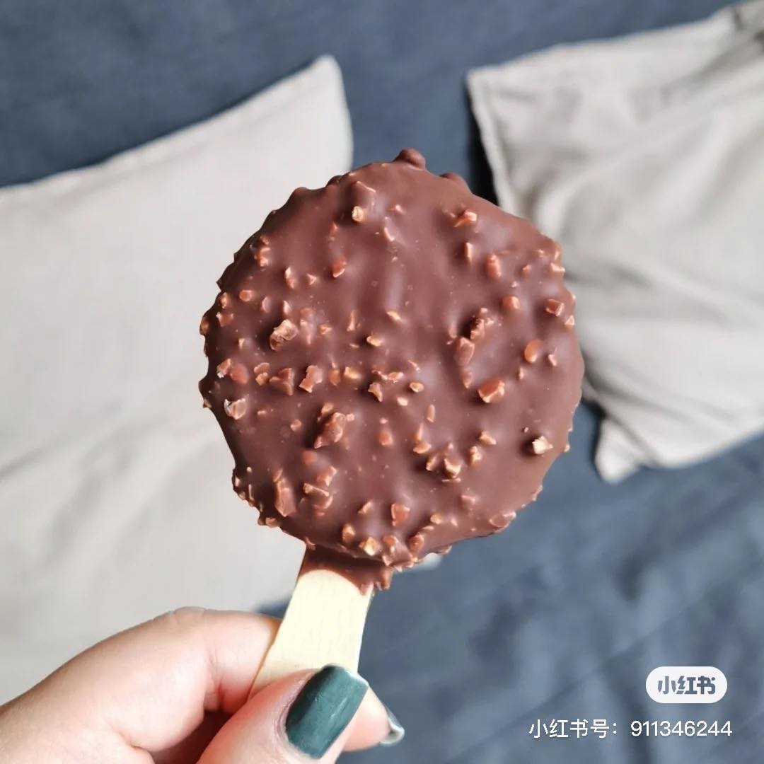 Ferrero Rocher冰淇淋口味一共有3种,分别有原味、黑巧克力味、白巧克力+椰子口味。