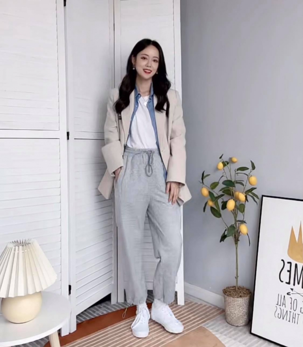 叠搭法注重配色和层次感;不妨参考博主的搭配法,白T恤搭配灰色束脚运动裤,外搭薄款蓝衬衫后再叠穿米杏色西装外套,秒变身时尚穿搭达人!