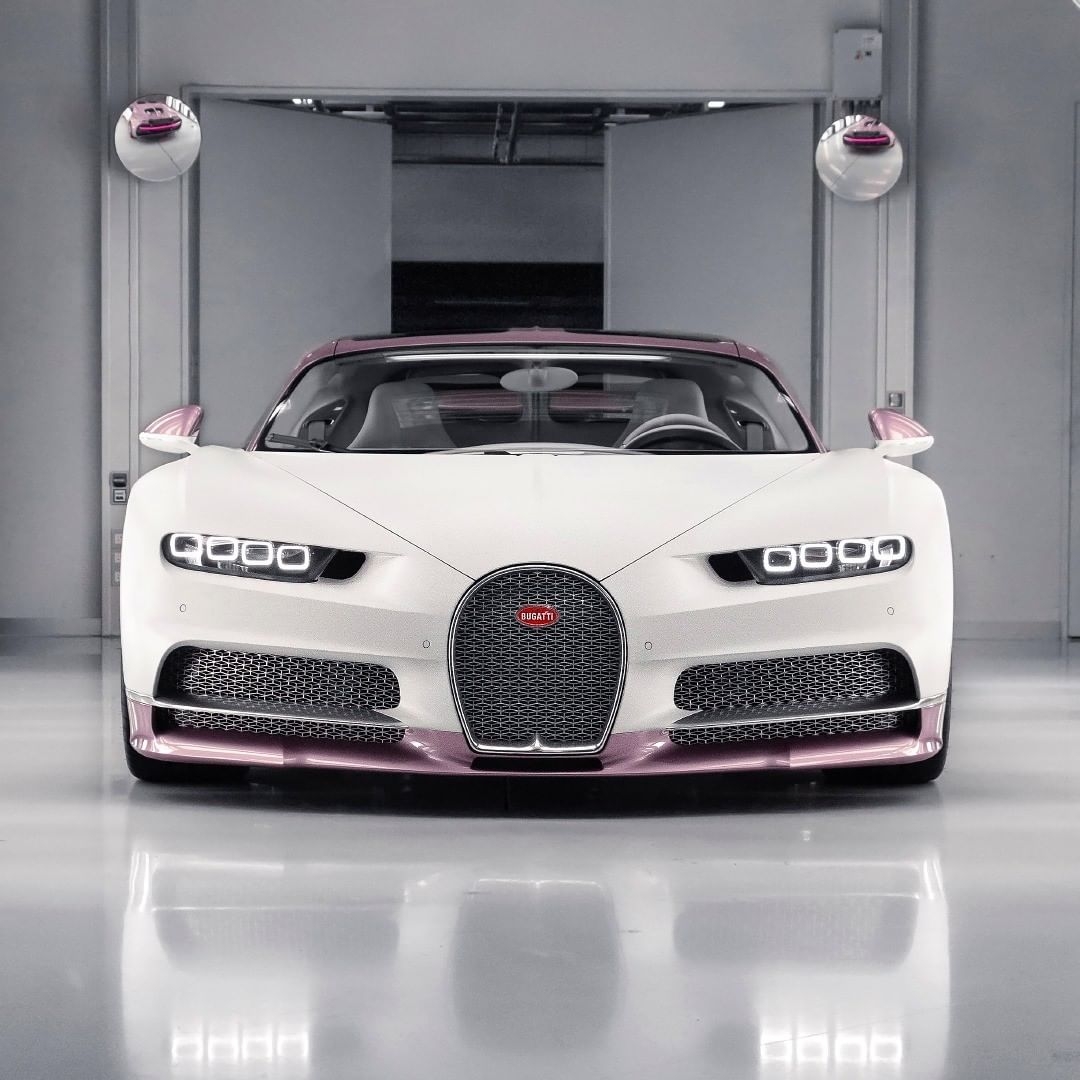 名车品牌BUGATTI日前在官网上释出的限量设计Chiron Sport秒掀全球热议!超唯美的纯白 x 冰玫粉色车身和细节,让人禁不住想高呼:绝绝子 ♡ 完全是女王座驾来着!
