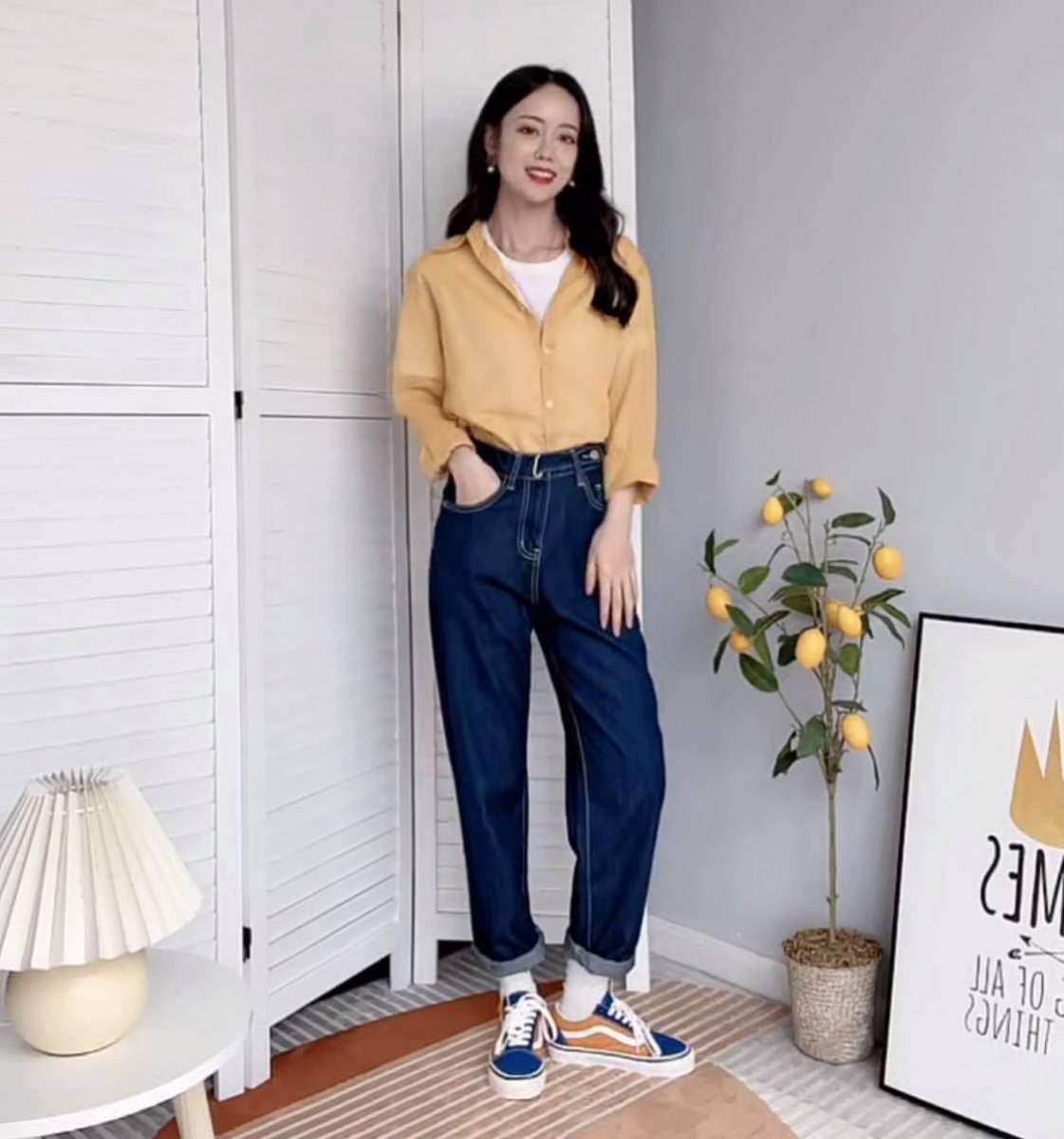 白T恤外面叠穿本季超夯芒果黄色系衬衫,下装换上深蓝色阔腿牛仔裤搭配帆布鞋~是外出郊游、逛街约会都很合适的休闲穿搭。