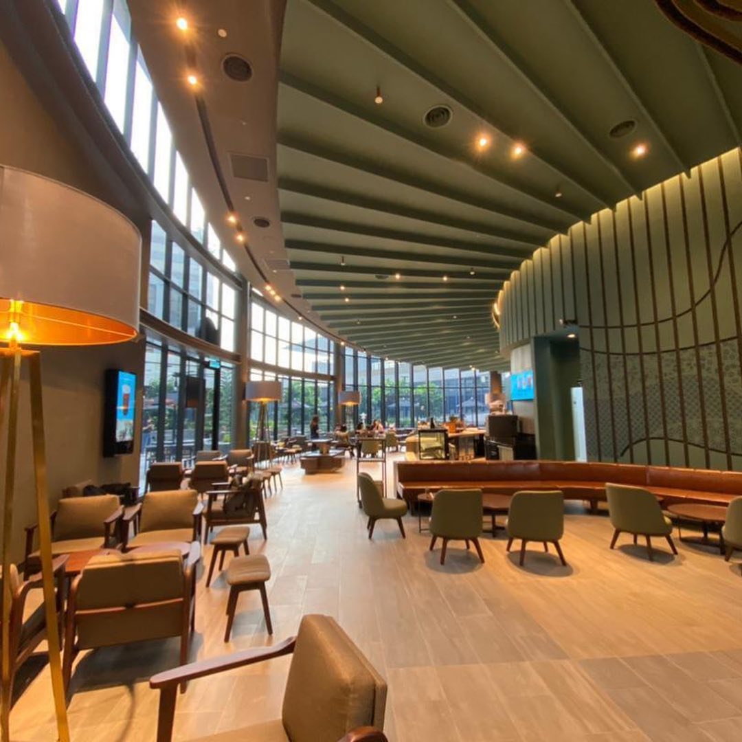 # 全马最大Starbucks Reserve ™坐落于Tropicana Gardens Mall 城中最大Starbucks Reserve ™今天(9日)于Tropicana Gardens Mall, Petaling Jaya 正式开张;绝佳氛围、弧形开放式吧台、简约摆设搭配宽敞空间,室内装潢尽显高奢摩登感!