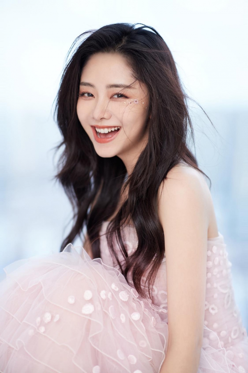 谭松韵护肤秘诀 2 :注重防晒保护 经常需要在大太阳底下拍戏的谭松韵曾透露自己非常注重防晒,出门前都会确保涂抹好防晒霜,避免肌肤受紫外线侵袭导致加速老化、增生细纹。注重防晒保护的她难怪肌肤那么冻龄呢!